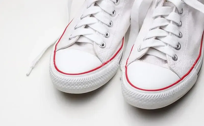 潮流风尚：2025年青年人物最爱的年轻时尚运动鞋设计趋势