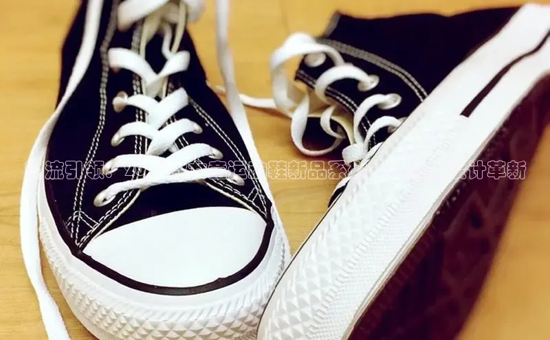 潮流引领：2025款女童运动鞋新品系列——纽扣设计革新