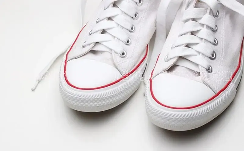 爱步2025新款防滑运动鞋：引领潮流的创新之选