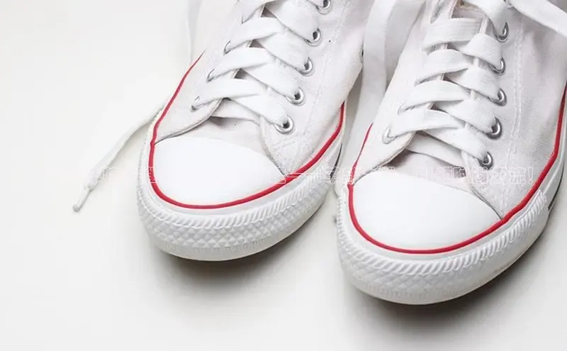 ：2025年特步推出的新款运动鞋——革新之靴，引领时尚潮流！